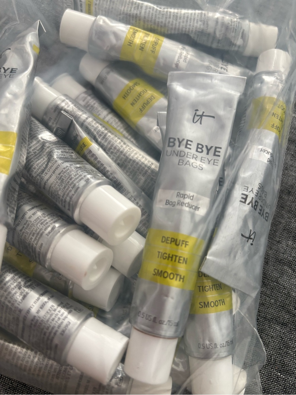 it cosmetics Bye Bye Under Eye Bags Cream - Silver & Yellow Accents 22 piece’s
